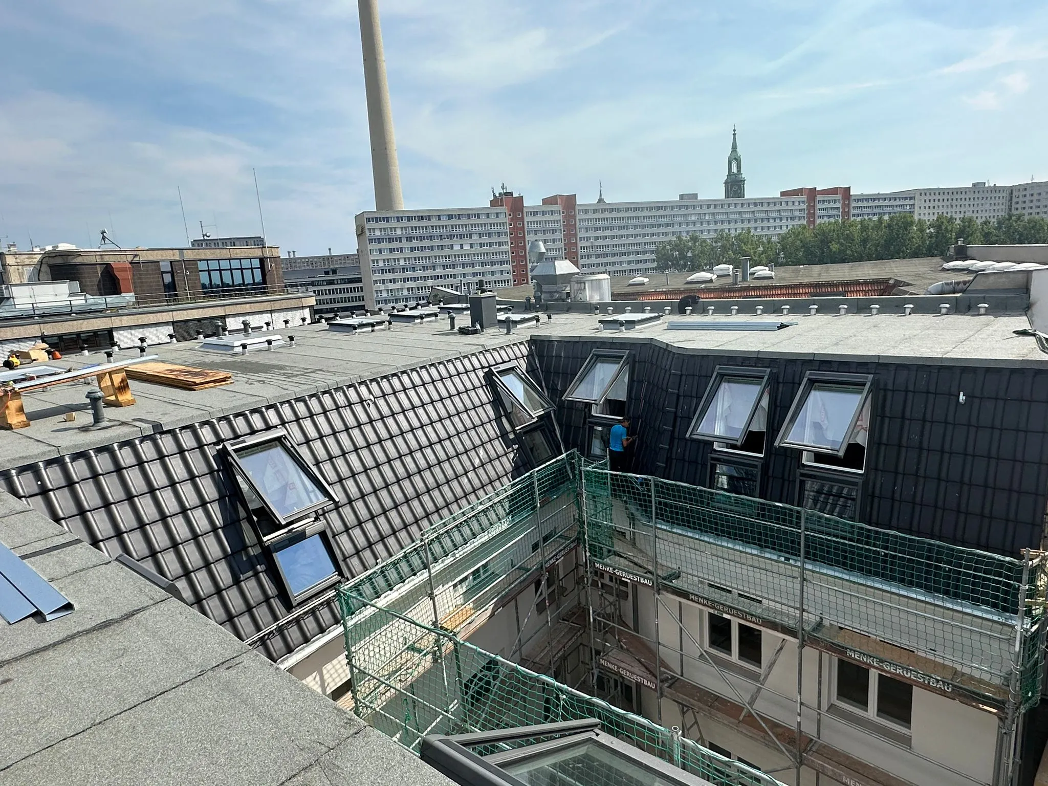 Dachsanierung mit Dachfenstern in Berlin – Zimmererarbeiten und Eindeckung